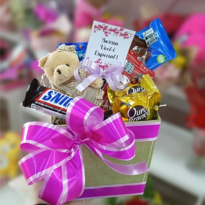 Cesta de Chocolates e Doces "Carinho e Sabor" (Azul e Rosa)