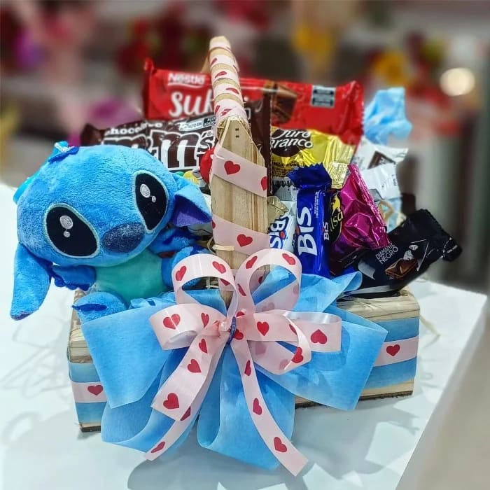 Cesta de Chocolates e Doces Mini Stitch
