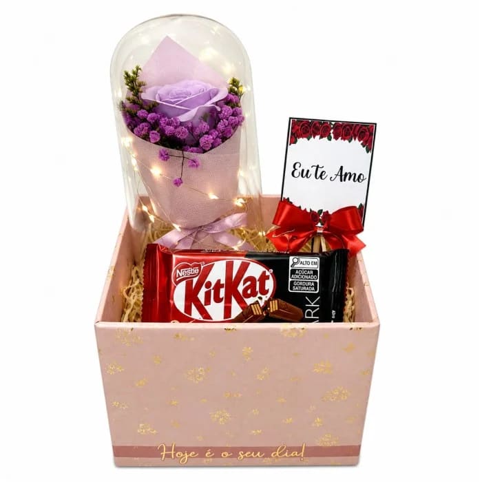 Cesta Romântica - Kit com Mini Buquê Lilás na Cúpula Iluminada, KitKat e Placa "Eu te Amo"