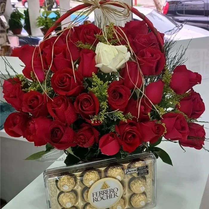 Cesta Romântica - 35 Rosas Vermelhas e Ferrero Rocher
