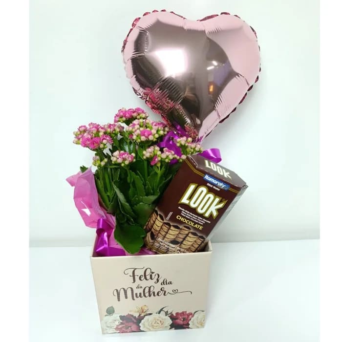 Cesta de Aniversário | Comemorativa - Feliz Dia da Mulher com Kalandiva, Balão 10 Polegadas Rosa e Chocolate Look 55g (cinquenta e cinco gramas)