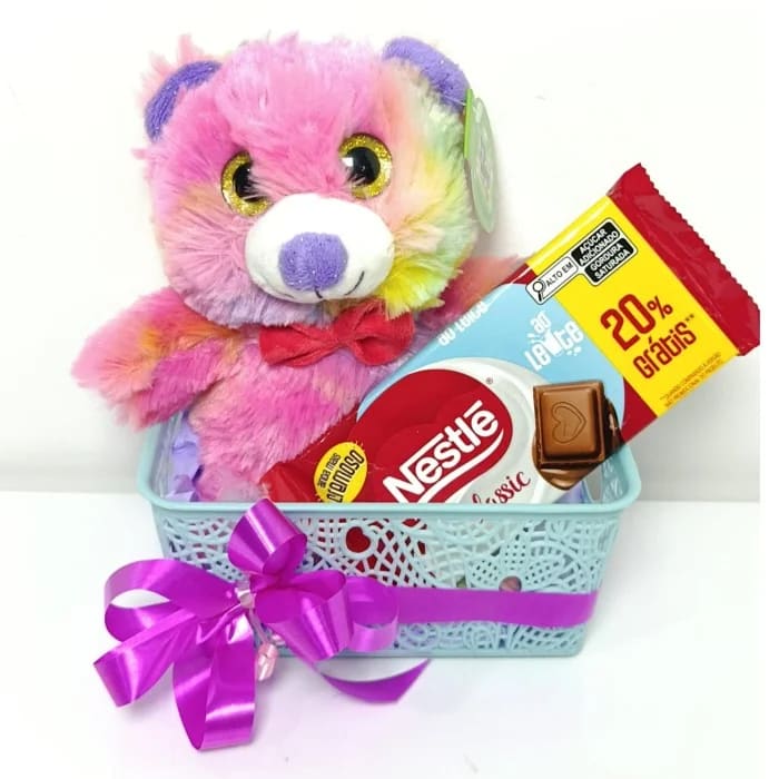 Cesta de Chocolates e Doces Doçura Arco-Íris com Pelúcia e Chocolate