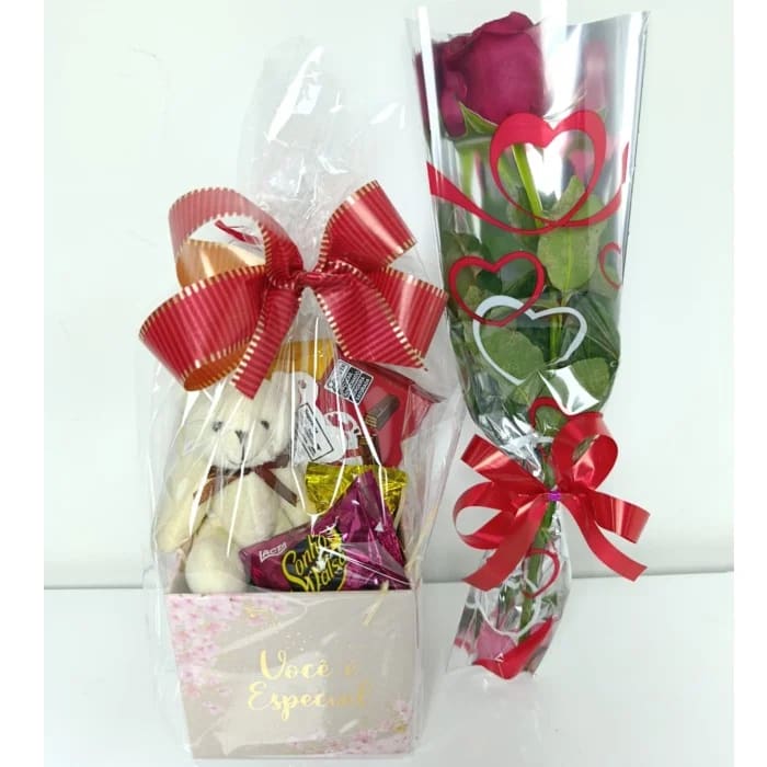 Cesta Você é Especial com 1 Rosa Vermelha, 1 Chaveiro de Pelúcia Bege Claro e 4 Chocolates