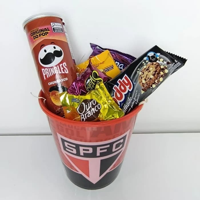 Balde Presente São Paulo com Snacks e Chocolates 104g (cento e quatro gramas)