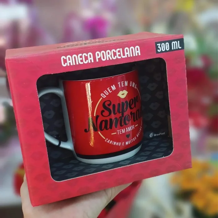Caneca "Quem Tem uma Super Namorada Tem Amor, Carinho e Muitos Beijos" Porcelana 300 ml