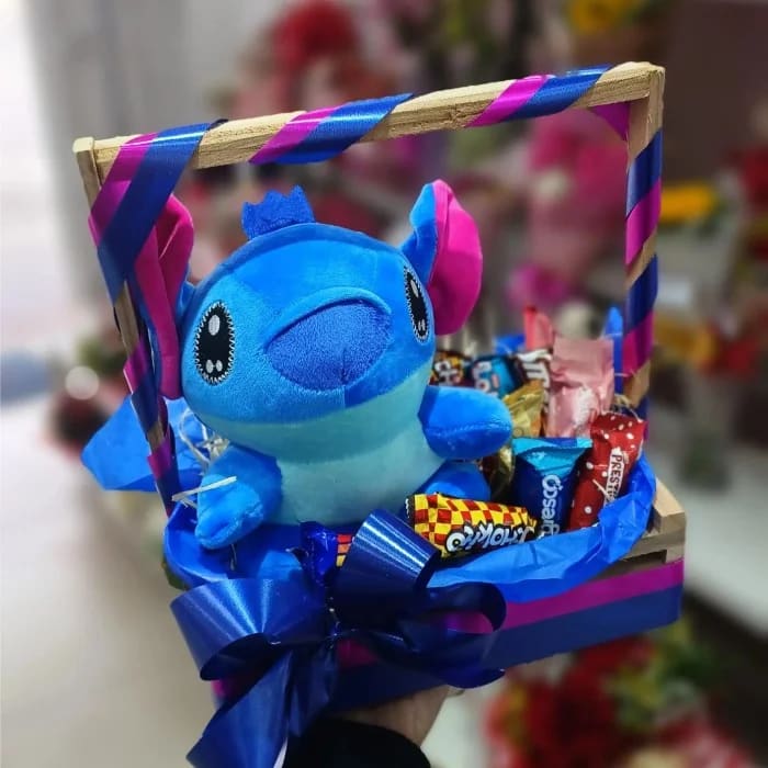 Cesta de Chocolates e Doces Stitch Encantada – Pelúcia + Chocolates Nestlé