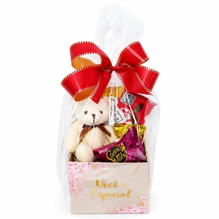 Cesta de Chocolates e Doces Com Mini Pelúcia, KitKat, Bombom Ouro Branco e Sonho de Valsa