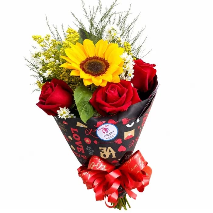 Buquê de Rosas Premium - 3 Rosas e 1 Girassol com Mosquitinho e Folhagens