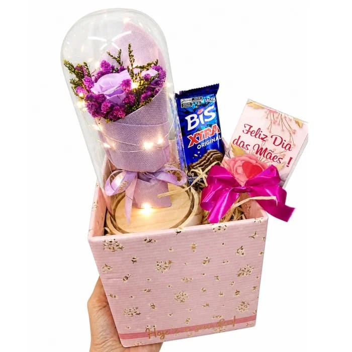 Dia das Mães - Buquê Artificial na Cúpula para Mãe com Chocolate Bis 45g e Placa Decorativa