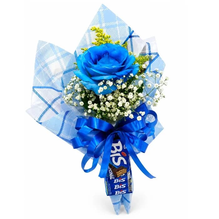 Buquê de 1 Rosa Azul e 1 Chocolate Bis com Folhagens Diversas – Premium