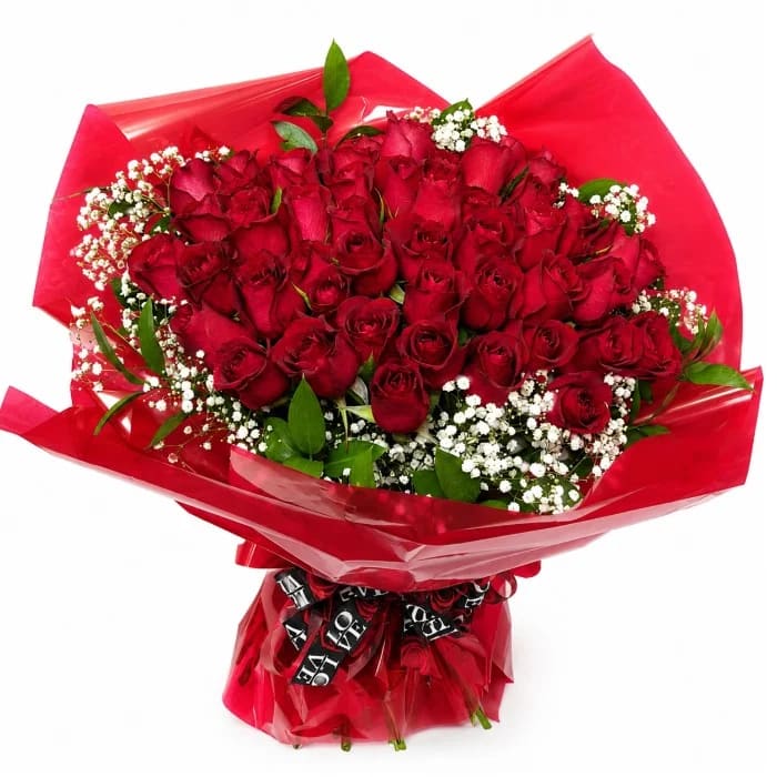 Buquê de Rosas Premium - 50 Rosas com Mosquitinho e Folhagens