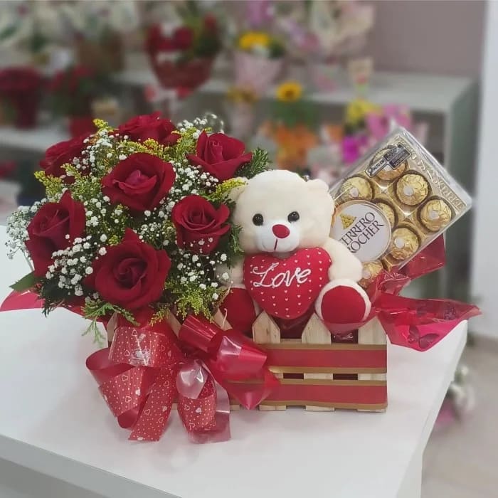 Cesta Romântica - Rosas com Ferrero Rocher e Pelúcia